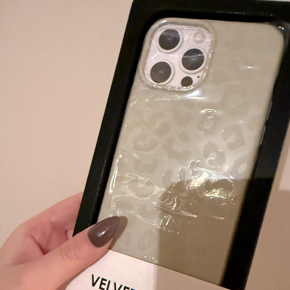 iPhone 13 Pro Max MagSafe Velvet Cavier Leopard phone case